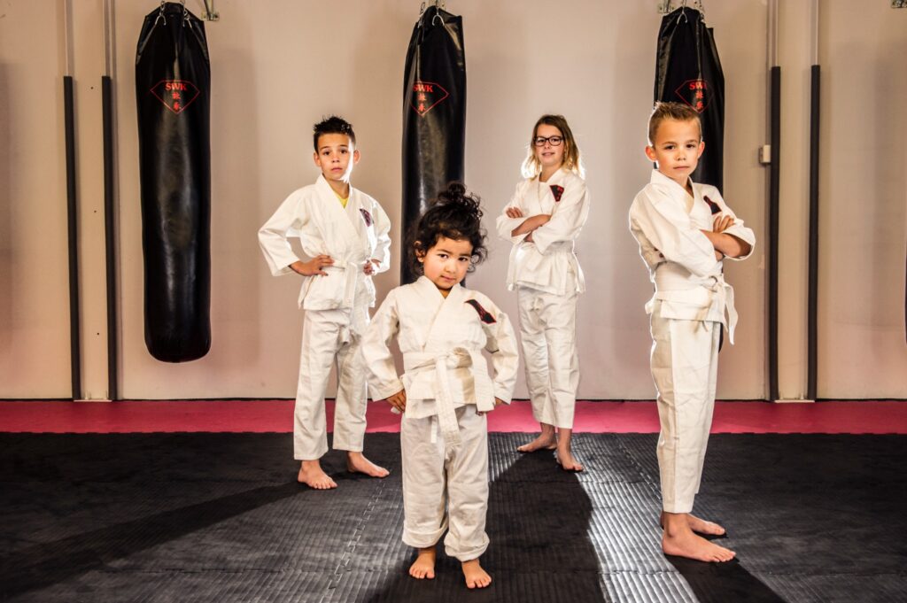 Kinderen oefenen samen Kung Fu in de les bij SWK