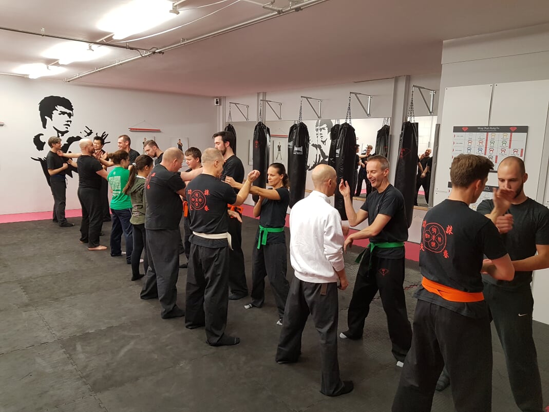 Samen Wing Chun oefenen tijdens een groepsles bij SWK in Hoofddorp